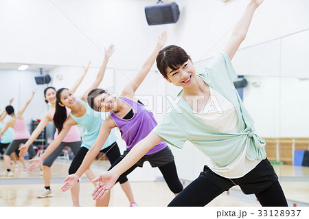 エアロビクス　フィットネス　エアロビ　スポーツジム　女性　エクササイズ 33128937