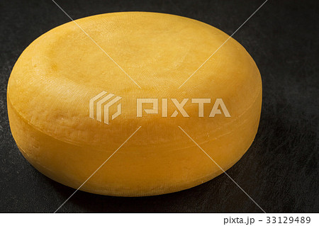 丸ごとゴーダチーズ　 whole gouda cheese from the Netherland 33129489