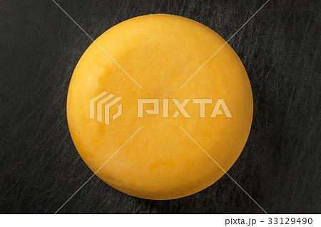 丸ごとゴーダチーズ whole gouda cheese from the Netherland 丸ごとゴーダチーズ whole gouda cheese from the Netherland 33129490