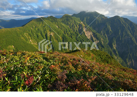 越後三山　グシガハナより残照の中ノ岳、檜廊下を見る 33129648