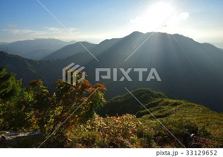 越後三山 グシガハナからの下り、残照の尾根と遠く八海山と巻機山 越後三山 グシガハナからの下り、残照の尾根と遠く八海山と巻機山 33129652
