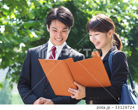 ビジネスイメージ　ビジネスマンとビジネスウーマン 33129724