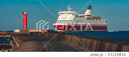 Red cruise liner 33129810