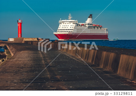 Red cruise liner 33129811