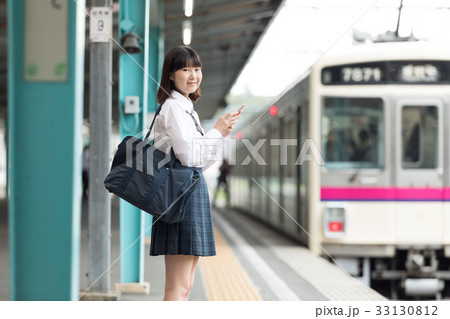 電車を待つ女子学生 撮影協力「京王電鉄株式会社」 電車を待つ女子学生 撮影協力「京王電鉄株式会社」 33130812