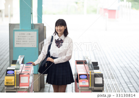 自動改札機を通る女子高生　撮影協力「京王電鉄株式会社」 33130814