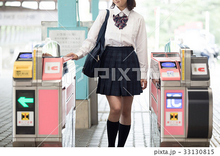 自動改札機を通る女子高生 撮影協力 京王電鉄株式会社 の写真素材