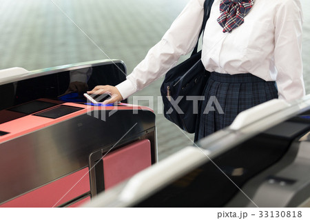 自動改札機を通る女子高生　撮影協力「京王電鉄株式会社」 33130818