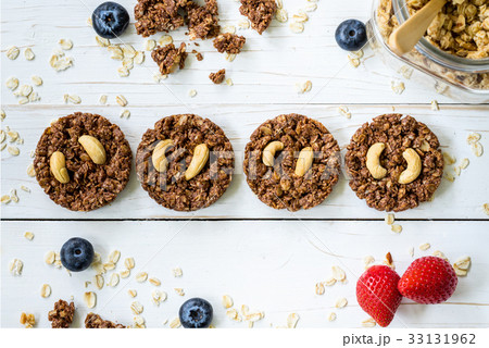 Homemade granola chocolate bar and fresh berries Homemade granola chocolate bar and fresh berries 33131962