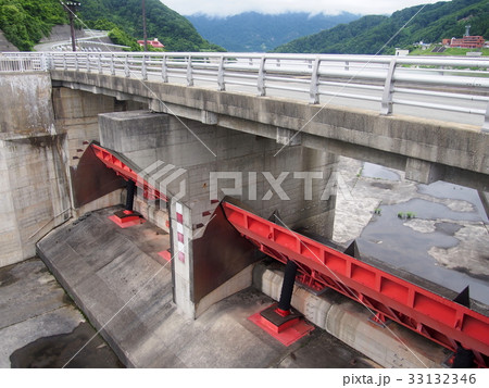 ダムの放水路 33132346