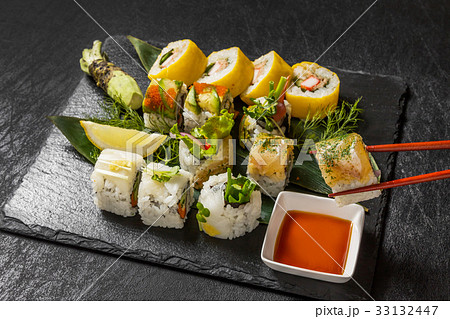 寿司　カリフォルニア巻　American style sushi (California roll) 33132447