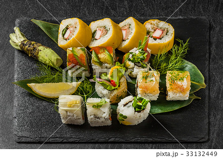 寿司　カリフォルニア巻　American style sushi (California roll) 33132449