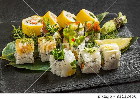 寿司 カリフォルニア巻 American style sushi (California roll) 寿司 カリフォルニア巻 American style sushi (California roll) 33132450