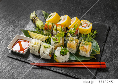 寿司　カリフォルニア巻　American style sushi (California roll) 33132451