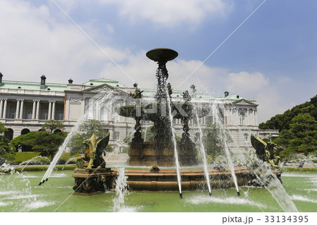 主庭の大噴水ごしに見る迎賓館赤坂離宮 33134395