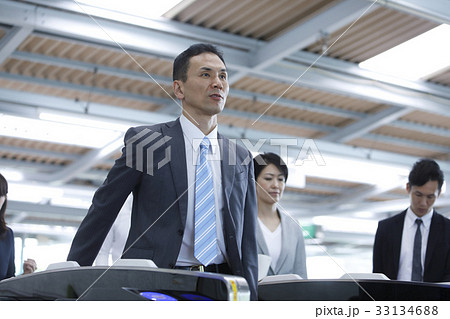 駅　改札　ビジネスマン　撮影協力「京王電鉄株式会社」 33134688