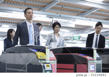 駅　改札　ビジネスマン　撮影協力「京王電鉄株式会社」 33134691