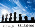 絶海の孤島　イースター島のモアイ像 33136400