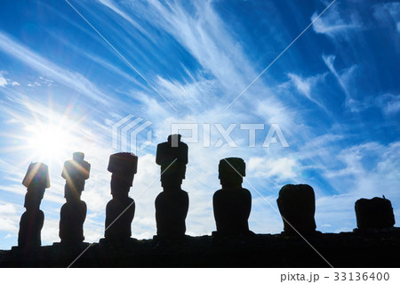 絶海の孤島　イースター島のモアイ像 33136400