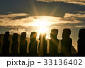 絶海の孤島　イースター島のモアイ像 33136402