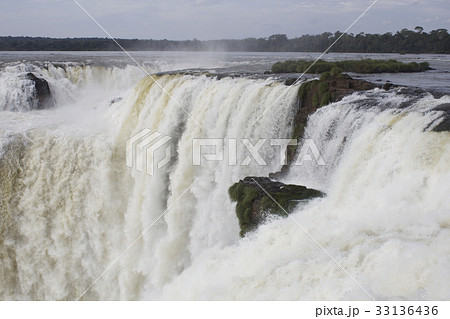 【世界三大瀑布】イグアスの滝の悪魔の喉笛 33136436