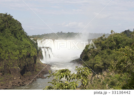 【世界三大瀑布】イグアスの滝の悪魔の喉笛 【世界三大瀑布】イグアスの滝の悪魔の喉笛 33136442