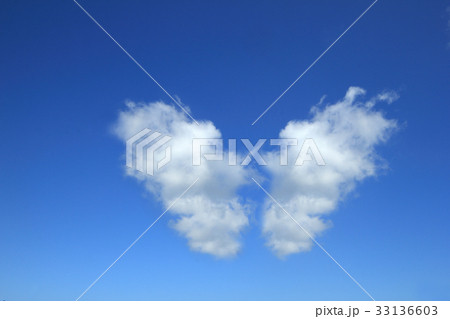 青空と割れたハートの形の雲 33136603