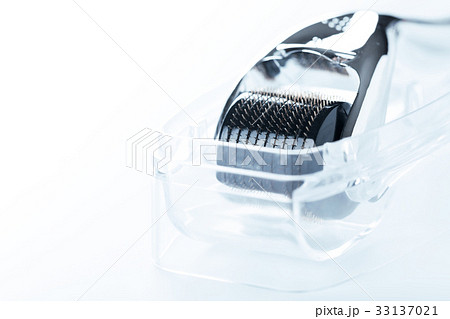 Derma Roller on white Derma Roller on white 33137021