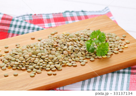 dry brown lentils dry brown lentils 33137134