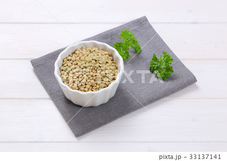 dry brown lentils dry brown lentils 33137141