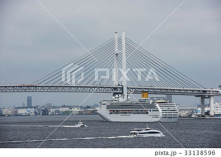 横浜港に入港するコスタビクトリア 33138596