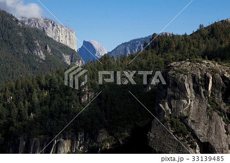 遠くにハーフドームを望む展望台からの風景 33139485