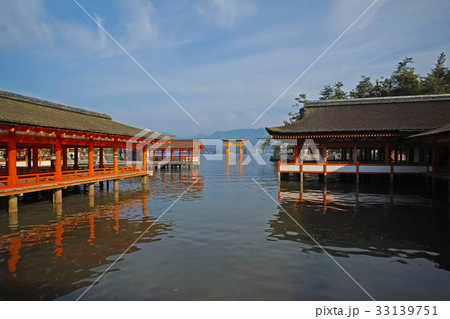 厳島神社、枡形から望む大鳥居 33139751