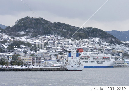 雪の長崎市街 33140239