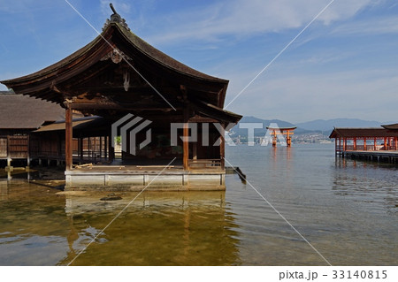 厳島神社 能舞台と大鳥居の写真素材