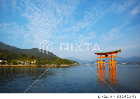 厳島神社、海に浮かぶ大鳥居 33141545