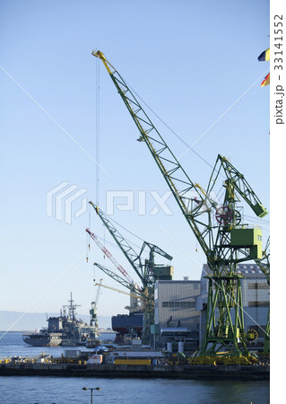 造船所のクレーン 33141552
