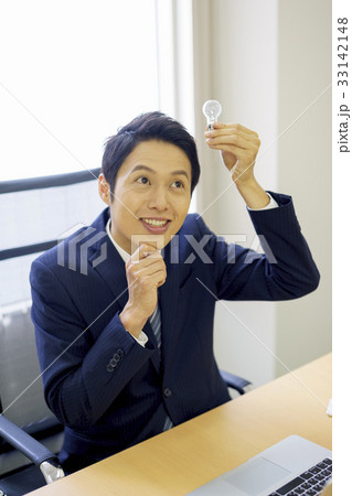新しいアイデアがひらめきチャンスを感じるスーツ姿の爽やかな若いビジネスマン 33142148