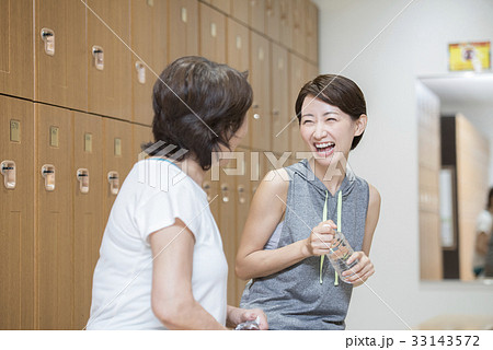 スポーツジムのロッカールームで話す女性達 33143572
