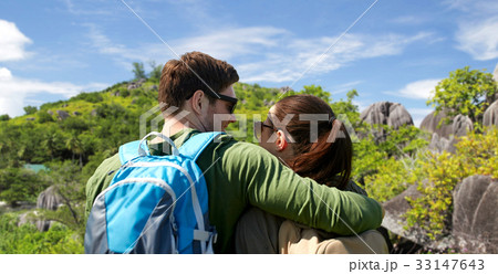 happy couple with backpacks traveling 33147643