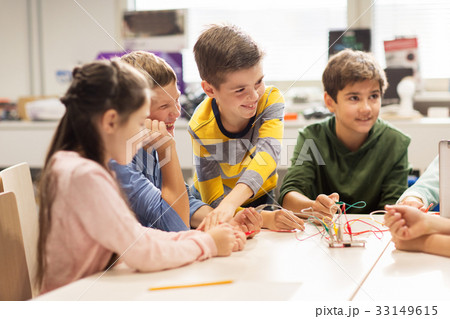 happy children building robots at robotics school 33149615