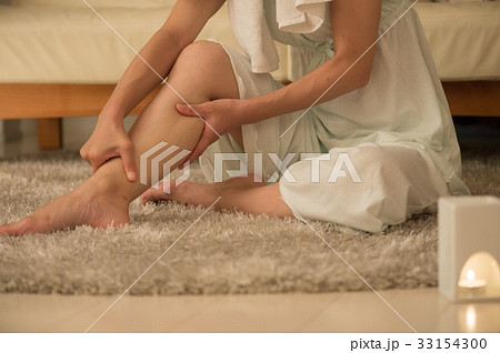 フットマッサージする女性 フットマッサージする女性 33154300