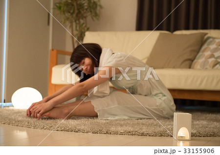 就寝前　柔軟をする女性 33155906