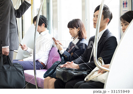 電車通学中の女子高生　撮影協力「京王電鉄株式会社」 33155949
