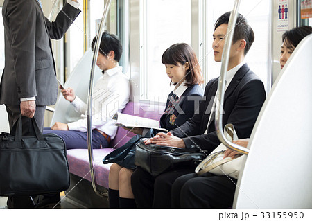 電車通学中の女子高生　撮影協力「京王電鉄株式会社」 33155950