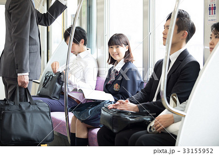 電車通学中の女子高生　撮影協力「京王電鉄株式会社」 33155952