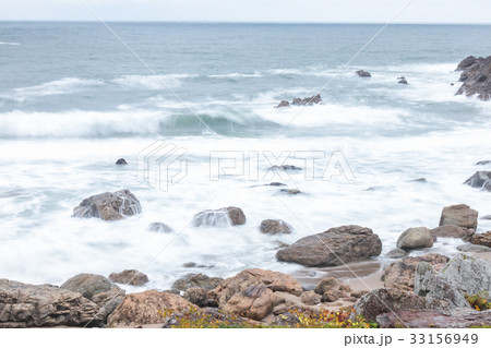 青森県八戸市　三陸　中須海岸荒れた海 33156949