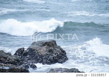 青森県八戸市　三陸　中須海岸荒れた海 33156957