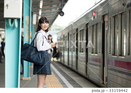 電車通学の女子高生 撮影協力「京王電鉄株式会社」 電車通学の女子高生 撮影協力「京王電鉄株式会社」 33159442