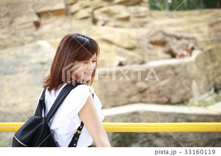女性 動物園 30代 ママ ポートレート ハイキング アウトドア レジャー コピースペース の写真素材